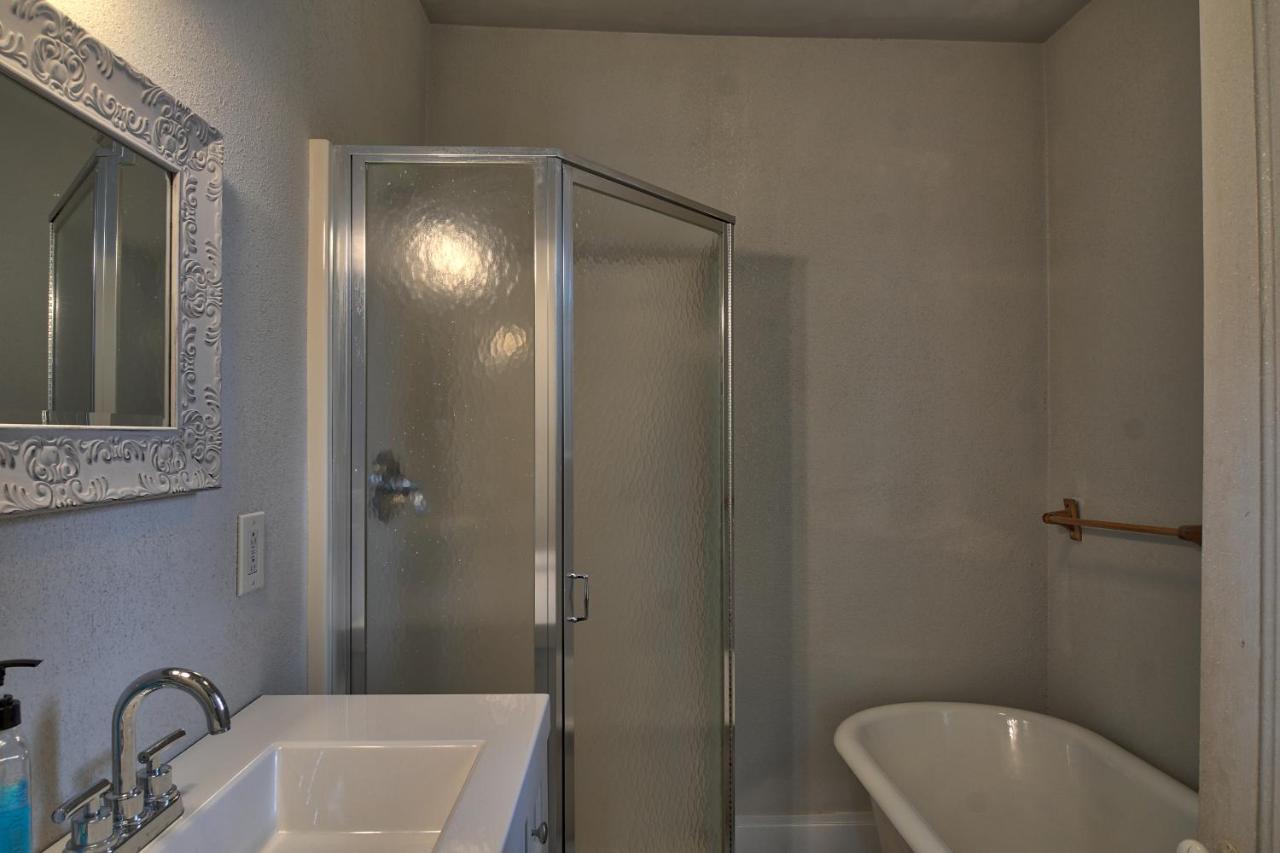 Deluxe Double Room Bath